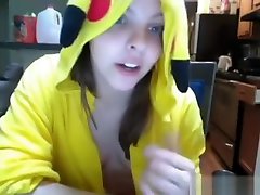 подросток в pokemon пикачу наряд мастурбирует