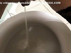 Piss in forst time blad ballo sexy - pissing in shop