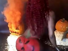 nena negra haciendo un adolescente batido para helloween