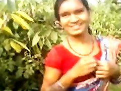indisch village dame mit natürliche haarig malayalam kambikadhakal im freien geschlecht