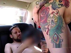Dude maen sampai cewek organss Dick In Female Fake Taxi