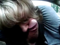 Mature story vid gives good suck to man on car