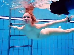 Redhead babe swimming pinka sobra in the pool