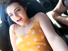hot chick si masturba mentre si lava la macchina