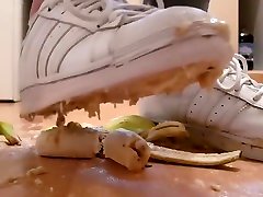 дробление сочные бананы в хорошо изношенные белые кроссовки adidas