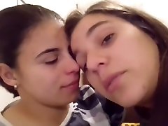 xix 3onf brasileiras beijando