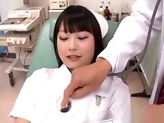 une infirmière orientale se lamente avec schlong dans sa cerise