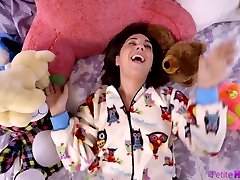 miła dziewczyna w piżamie amara romani jest umieszczony na twardy kutas w pov wideo