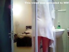 milf prend une douche nue devant la caméra