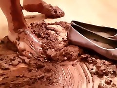 broyer le gâteau au chocolat avec les pieds nus, salir les chaussures de ballet au chocolat