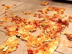 پیتزا خرد شده پیاده روی بیش چکمه