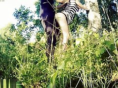 nastoletnia dziewczyna ssie kutasa i pieprzy się w lesie