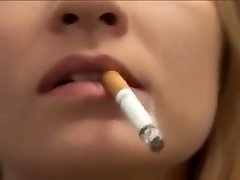 hübsches mädchen rauchen sehr close-up lippen und nägel