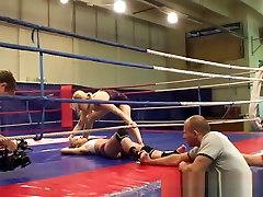 pussylicked babe genießt nackt-wrestling