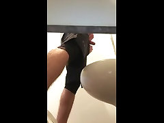 spy on a big young cock pissing un wc gym