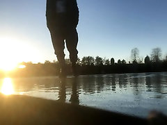теплая моча на замерзшем озере