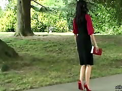 高跟鞋的女孩玛丽亚戏弄在闪亮的尼龙红色高跟鞋