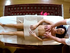 Curvy Babe Pussyfucked On The Massage Table