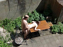 voyeurs filmant une ado salope baisant avec de vieux concierges sur la terrasse