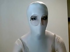 poupée féminine masque