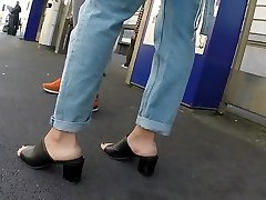 BEST 2018 SEXY TEEN MILF LEGS CROSSED TOES AMATEUR VOYEUR CANDID FEET 116