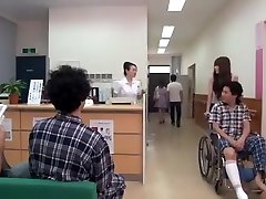 chica japonesa en la cama de al lado hace trampa en el hospital