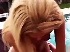 les ados en bikini sexy se font baiser par la piscine