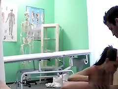 Teen Couple foda anal sem querer In Hospital Office