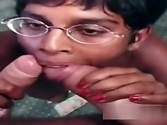 indiano amatoriale in occhiali riceve anale da uomini bianchi