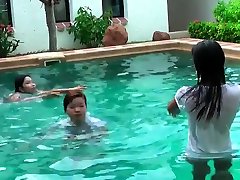 sexy anak mos pramuka girls in pool