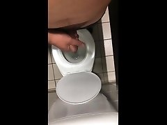 enorm cum alle über toilet