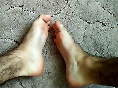 gambe molto pelose -- vista in alto a piedi nudi -- un ragazzo su youtube