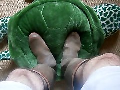 जूते के साथ stomp कछुआ piã©टनर une tortue avec bottes