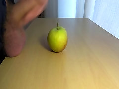 cum en la comida - apple