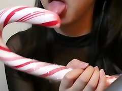 asmr asiática chica sensualmente lame enorme bastón de caramelo