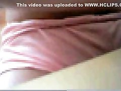 fille arabe montrant le corps et le doigté sur webcam