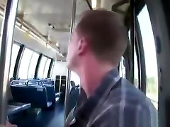mruganie staje się publiczny sex oralny w autobusie