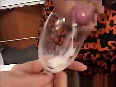 настоящий азиатский подросток пьет сперму из стакана в любительское групповуха