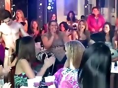 la strip-teaseuse de la fcm sucée par les filles sauvages de la fcm à la fête