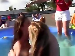 голый женский клуб любителей реслинга в воде