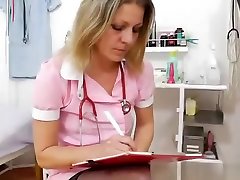 mujer rubia burlas en uniforme de enfermera