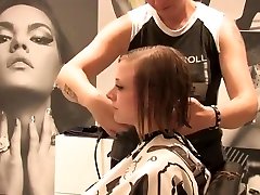 blonde haircutting