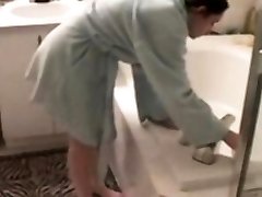 spying мой сестры ванна мастурбация