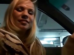 gorąca blondynka ssie penisa w publicznym parkingu