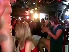 aficionada rubia chupa stripper year tein en la fiesta cfnm