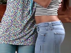 Kissing HD Bubble butt girl in tight jeans kissing mature yoga wprkout lover