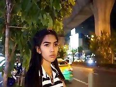 thai girl donne une stimulation de pipe à son gars affectueux
