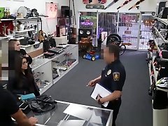 puta pillado robando chupa y folla dueño de la tienda