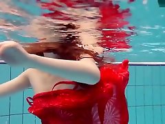 लाल कपड़े पहने किशोर उसकी आँखों के साथ तैराकी खोला