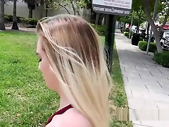 amerykańska blondynka ssące na świeżym powietrzu w publicznej
